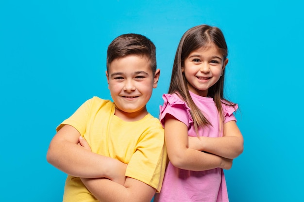 Fratello e sorella che giocano con l'espressione felice