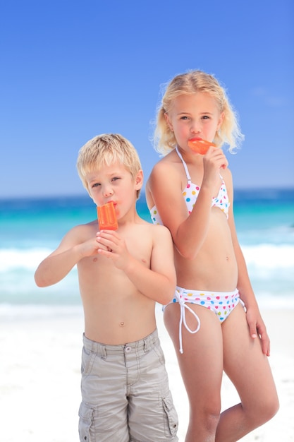 Fratello e sorella che mangiano un gelato