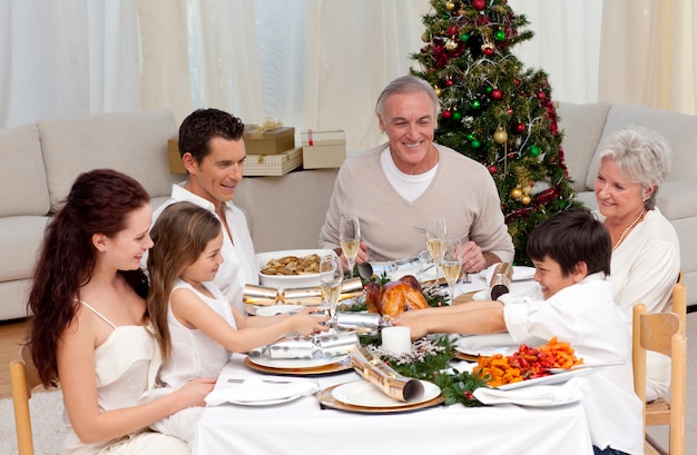 Fratello e sorella che tirano un cracker di Natale a casa