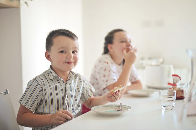 Fratello e sorella fanno colazione in cucina