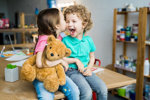 Fratello e sorella felici che baciano