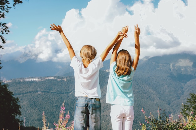 fratello e sorella in cerca di una splendida vista sulla località di montagna