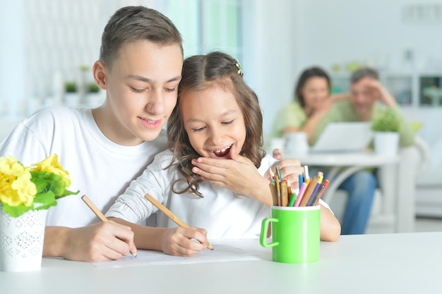 Fratello e sorella trascorrono del tempo insieme