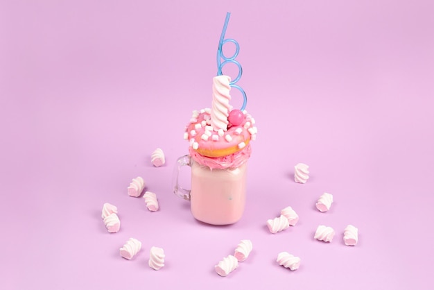 Freakshake alla fragola rosa con marshmallow e dolci