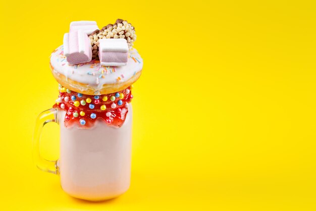 Freakshake alla fragola rosa con marshmallow e dolci