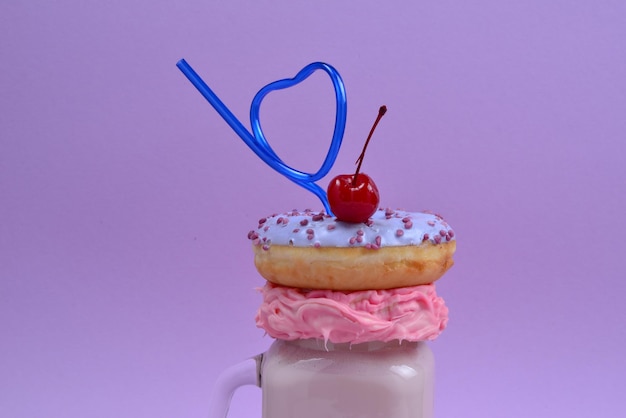 Freakshake alla fragola rosa con marshmallow e dolci