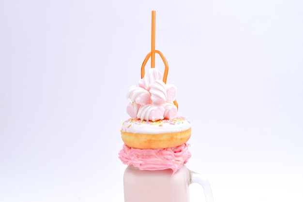 Freakshake alla fragola rosa con marshmallow e dolci