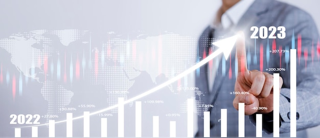 Freccia del grafico dei dati di crescita aziendale con diagramma Budget 2023 Uomo d'affari che indica la freccia del grafico della crescita futura aziendale dal 2022 al 2023 Sviluppo verso il successo e la motivazione