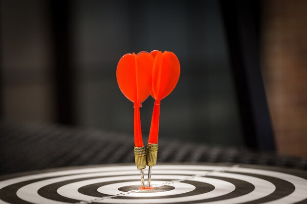 Freccia rossa bersaglio bersaglio che colpisce su bullseye con, Target marketing e business