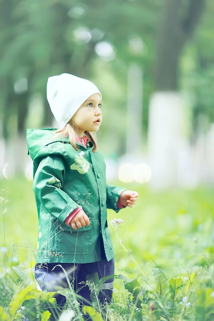 fredda estate a piedi sotto la pioggia pozzanghere bambina