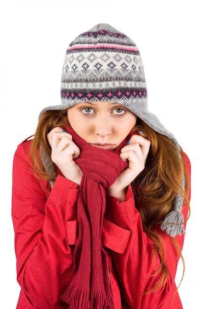 Fredda rossa che indossa cappotto e cappello