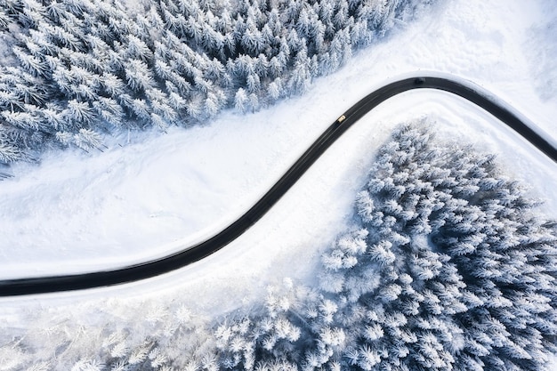 Freddo invernale Paesaggio invernale naturale dall'aria Veduta aerea sulla strada e sulla foresta durante l'inverno Foresta e neve