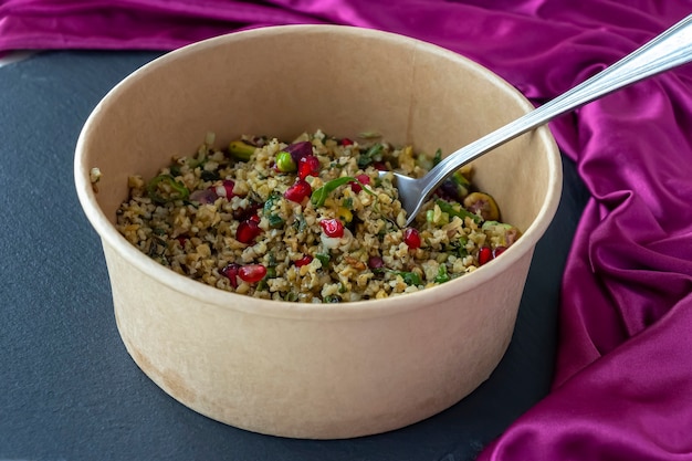 Freekeh, semi di melograno e insalata di pistacchi