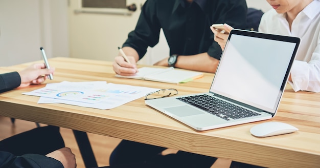 Freelance è brainstorming sul lavoro con il computer