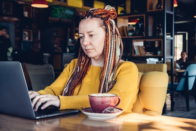Freelancer che lavora in un caffè