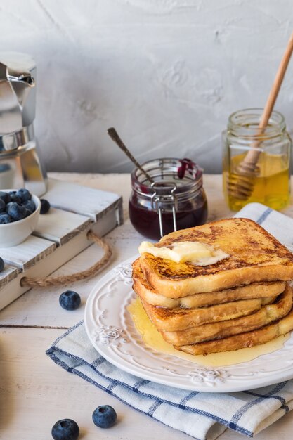 French toast con burro e mirtilli per colazione.