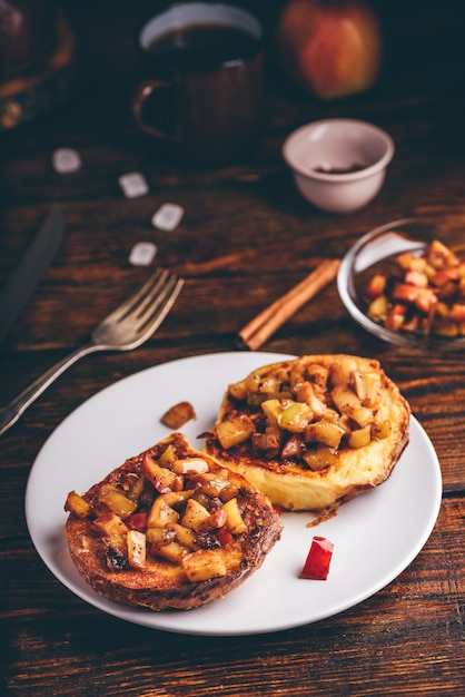 French toast con mela caramellata