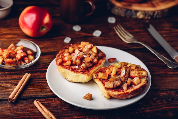 French toast con mele caramellate alla cannella