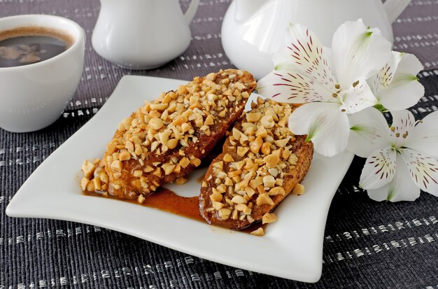 French toast con noci e cannella e una tazza di caffè