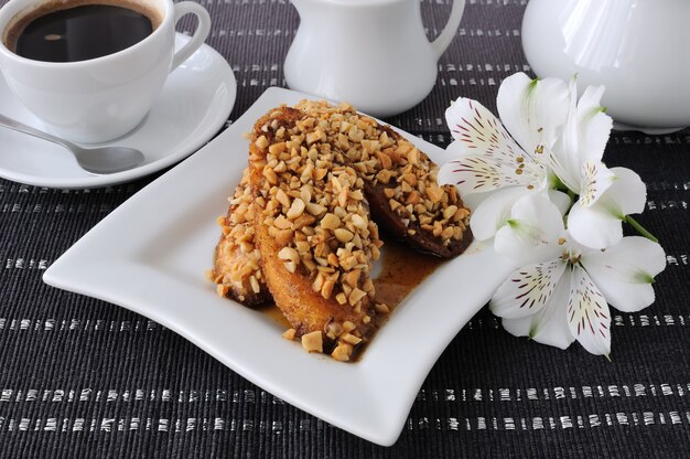 French toast con noci e cannella e una tazza di caffè