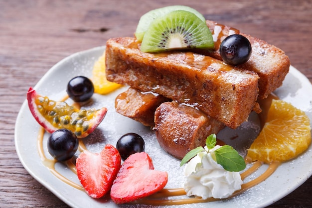 French toast e frutta fresca con salsa al caramello