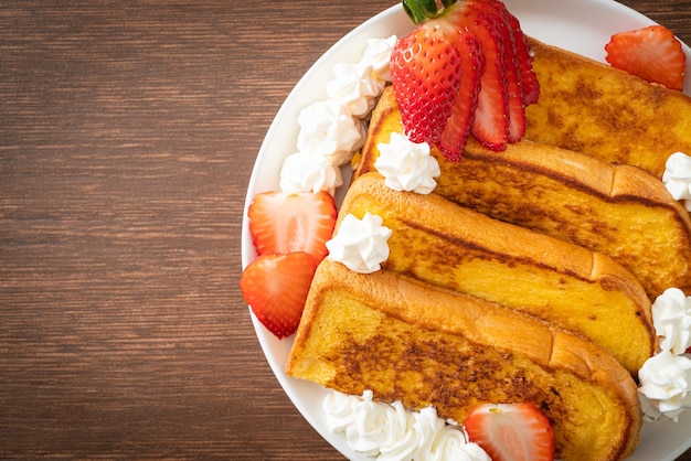 French toast fatto in casa con fragole fresche e panna da montare