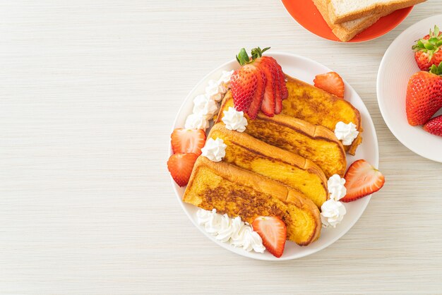 French toast fatto in casa con fragole fresche e panna da montare