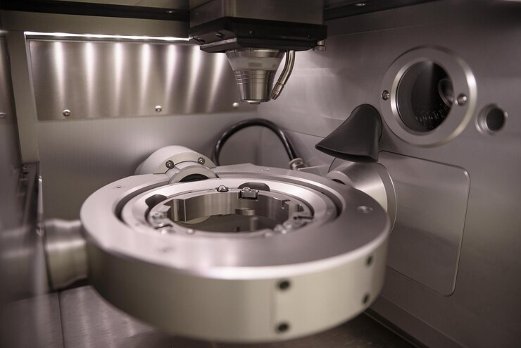 Fresatrice Cad cam in laboratorio odontotecnico per la produzione di corone e protesi dentarie ad alta estetica