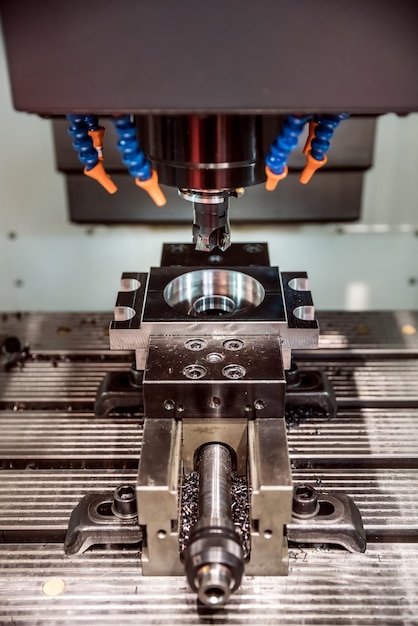 Fresatrice CNC per la lavorazione dei metalli. Taglio del metallo moderna tecnologia di lavorazione. Profondità di campo ridotta. Avvertimento: riprese autentiche in condizioni difficili. Un po' di grana e forse sfocato.