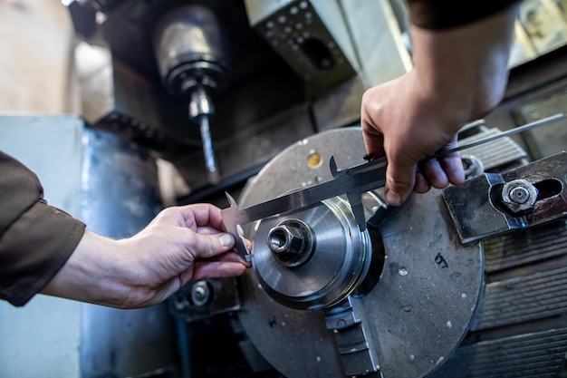 Fresatura industriale Tornitura meccanica di metalli lavorazione di parti metalliche Produzione industriale