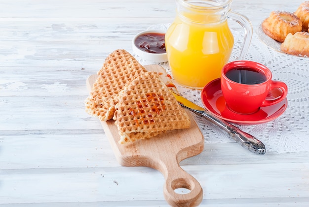 Fresca e gustosa colazione con waffle