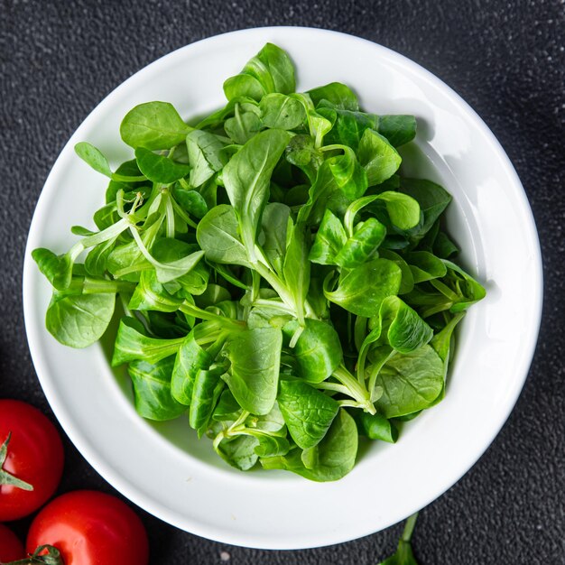 fresca insalata verde mache lascia pasto sano spuntino sul tavolo copia spazio cibo sfondo