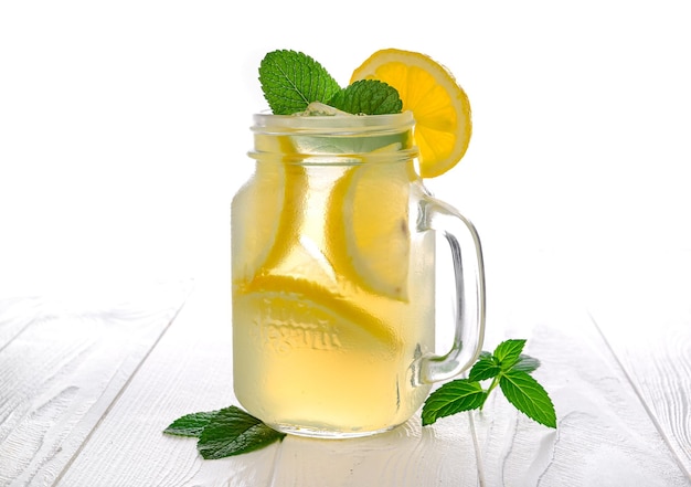 Fresca limonata limonata appena fatta con menta su sfondo bianco