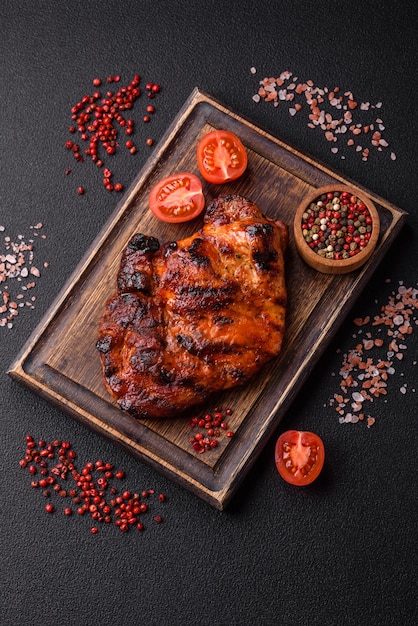 Fresca, succosa e deliziosa bistecca di manzo su uno sfondo scuro.