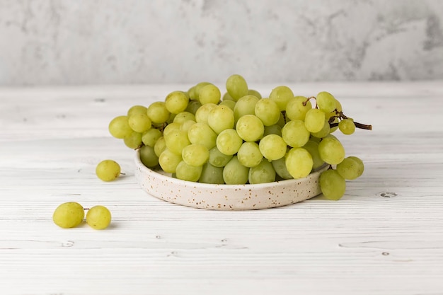 fresca succosa uva nera e verde sul tavolo