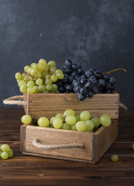 fresca succosa uva nera e verde sul tavolo