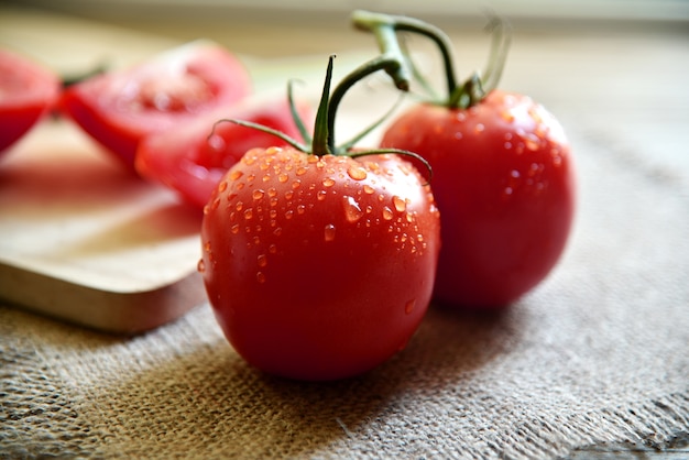 Freschezza oraganica Pomodoro su legno.