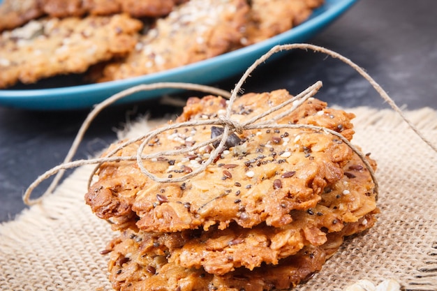 Freschi biscotti di farina d'avena fatti in casa con miele e diversi semi sani Delizioso dessert croccante