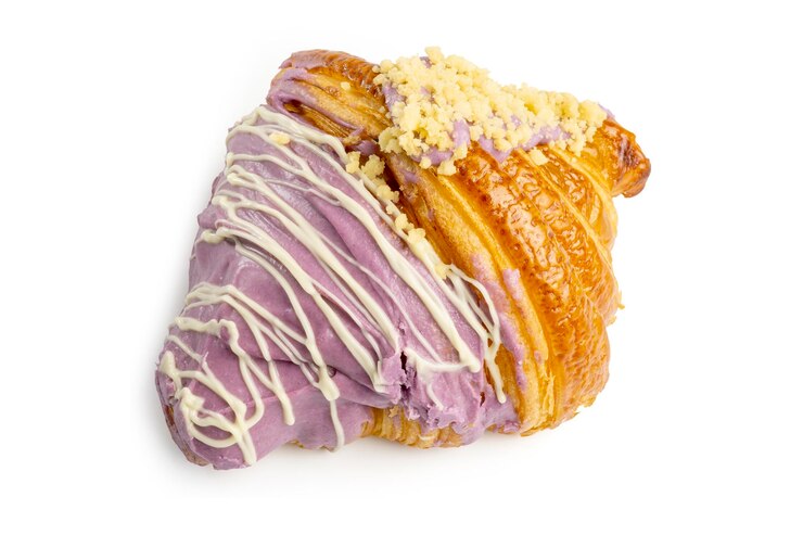 Freschi fatti in casa di patate dolci croissant al burro isolati su sfondo bianco percorso di clipping