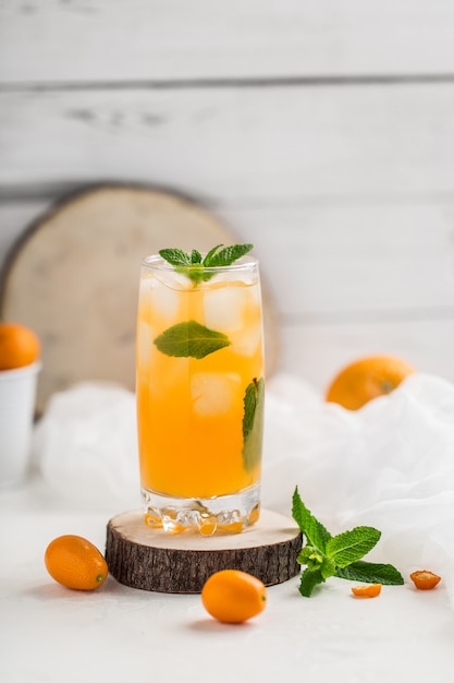 Fresco cocktail estivo con succo d'arancia e cubetti di ghiaccio. Bicchiere di aranciata