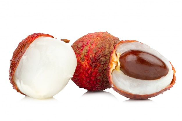 Fresco di litchi isolato su sfondo bianco