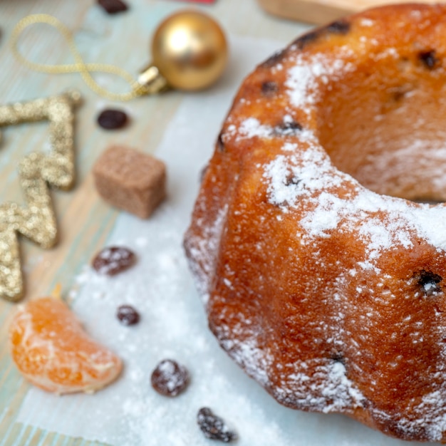 Fresco fatto in casa deliziosa torta fatta in casa con mandarini, uvetta. Decorazioni natalizie.