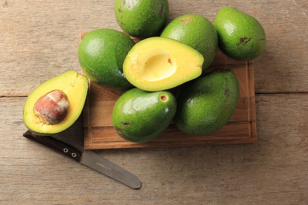 Fresco giallo maturo tropicale burroso Avocado Alpukat Mentega su tavola di legno