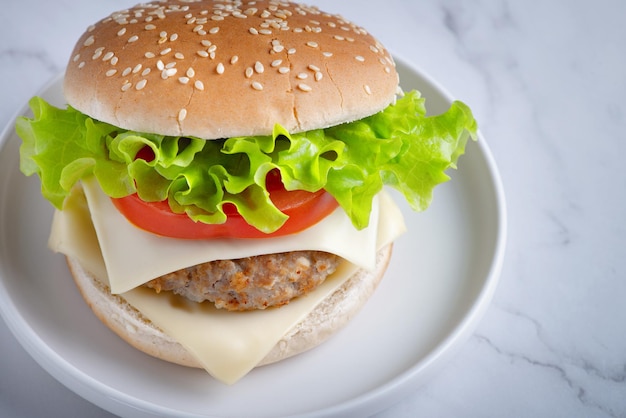 fresco gustoso hamburger su sfondo bianco