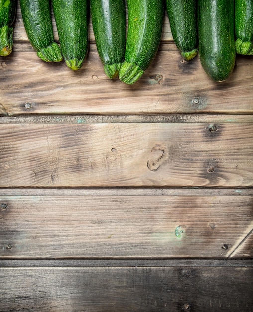 fresco zucchine verdi