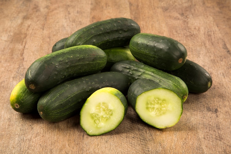 Photo fresh cucumber on the wooden table. fresh vegetable.