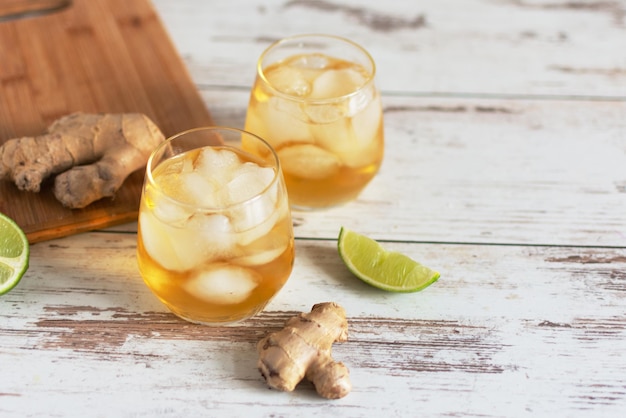 Fresh Ginger Ale con lime e ghiaccio Bevanda probiotica biologica fatta in casa al limone e zenzero