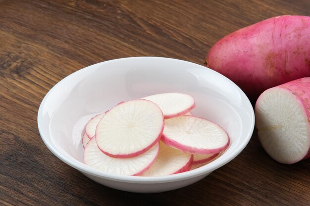 Fresh Red Radish Lobak Merah su sfondo di legno