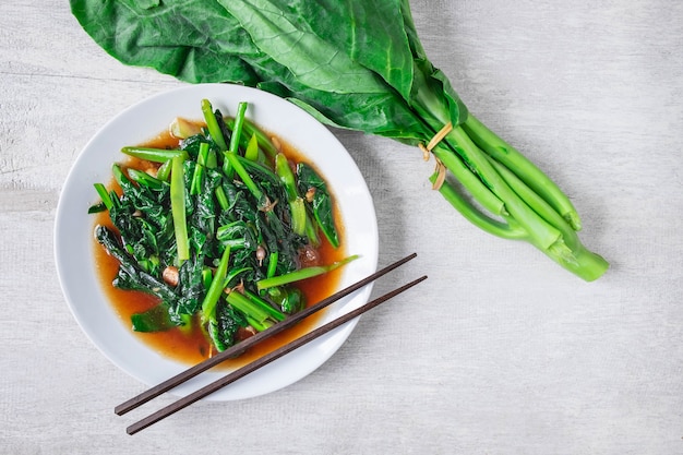 Fried Kale con menu di salsa di ostriche sul tavolo di legno