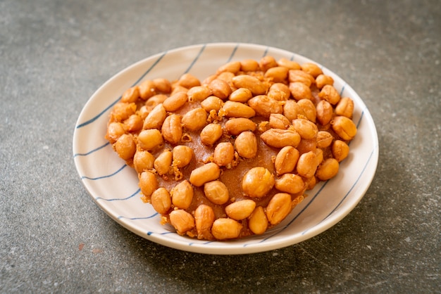 Fried Peanut Cookies tailandese sul piatto